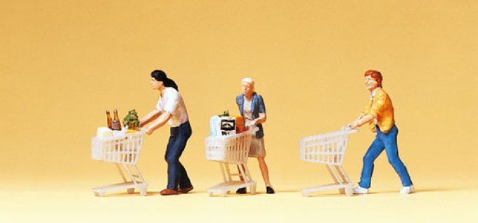 clients poussant un caddie