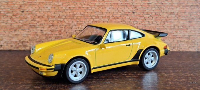 PORSCHE 911 TURBO JAUNE