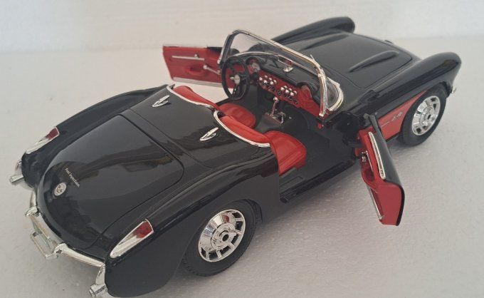 1/18 BURAGO CHEVROLET CORVETTE 1957 NOIR AVEC ROUGE