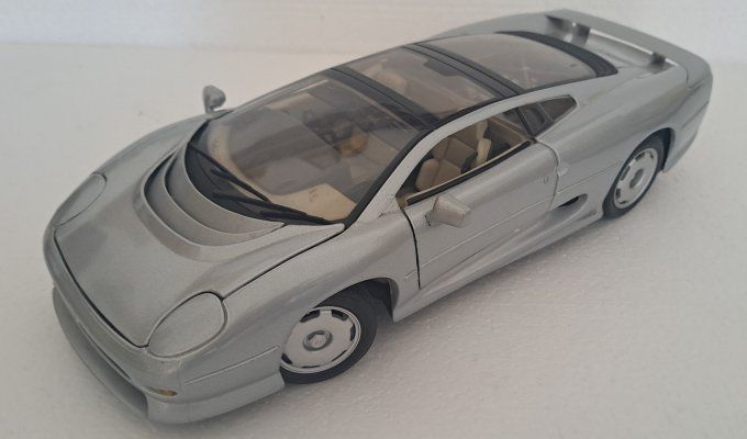MAISTO JAGUAR XJ220 1/18