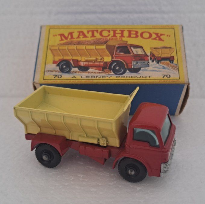 GRIT-SPREADING TRUCK  SERIES N°70