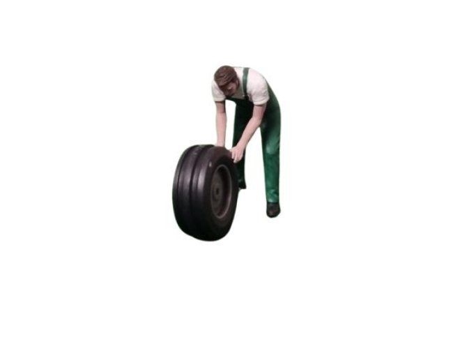 Mécanicien poussant objet vert