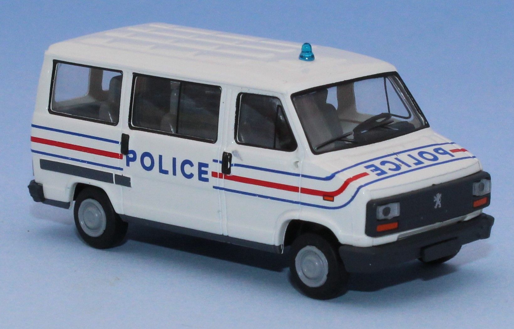 Peugeot J5 minibus Police, avec gyrophare clignotant fonctionnel