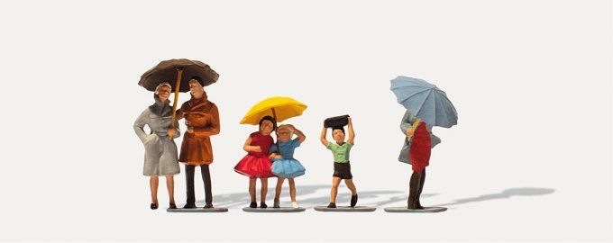 Passants sous la pluie HO