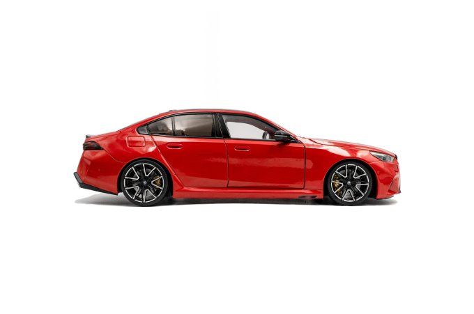 BMW M5 – FIRE RED – 2025