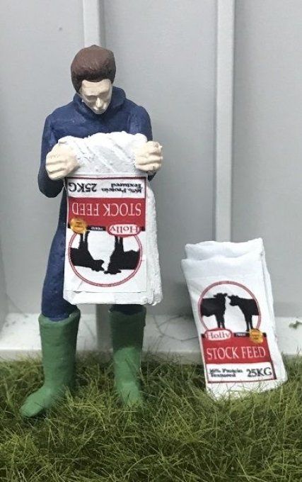 Fermier vidant un sac de nourriture pour vaches